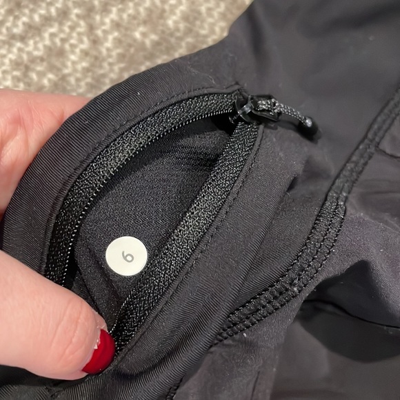 Like-new Lululemon Speed Up shorts 2.5” - Picture 6 of 8